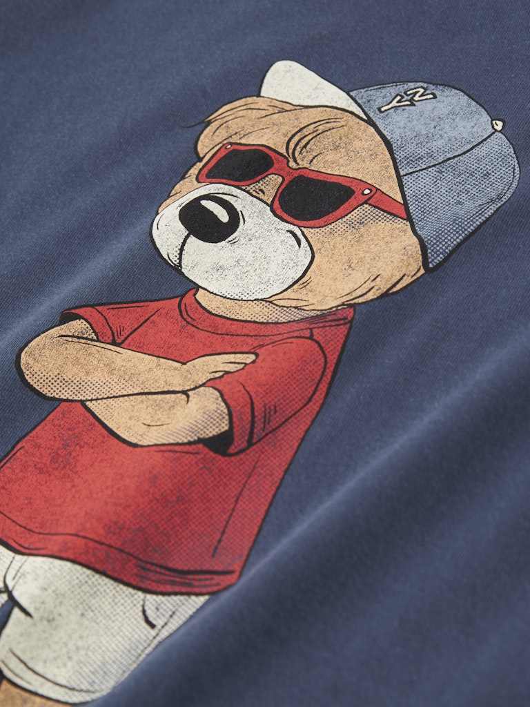 Kul kortärmad t-shirt med cool nalle print. Snygg blå tröja till pojke enfärgad med nalle motiv. Ekologiska barnkläder från Name it.
NKMDOBS SS NREG TOP BOX
13253724