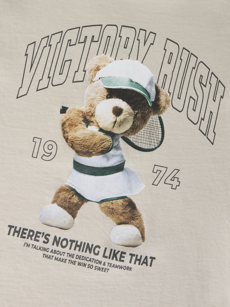 Beige kortärmad t-shirt till flicka. Tjej tröja med tennis spelande nalle på bröstet. Söt topp med björn från Name it.
NKFVOTEA SS NREG TOP
13239156