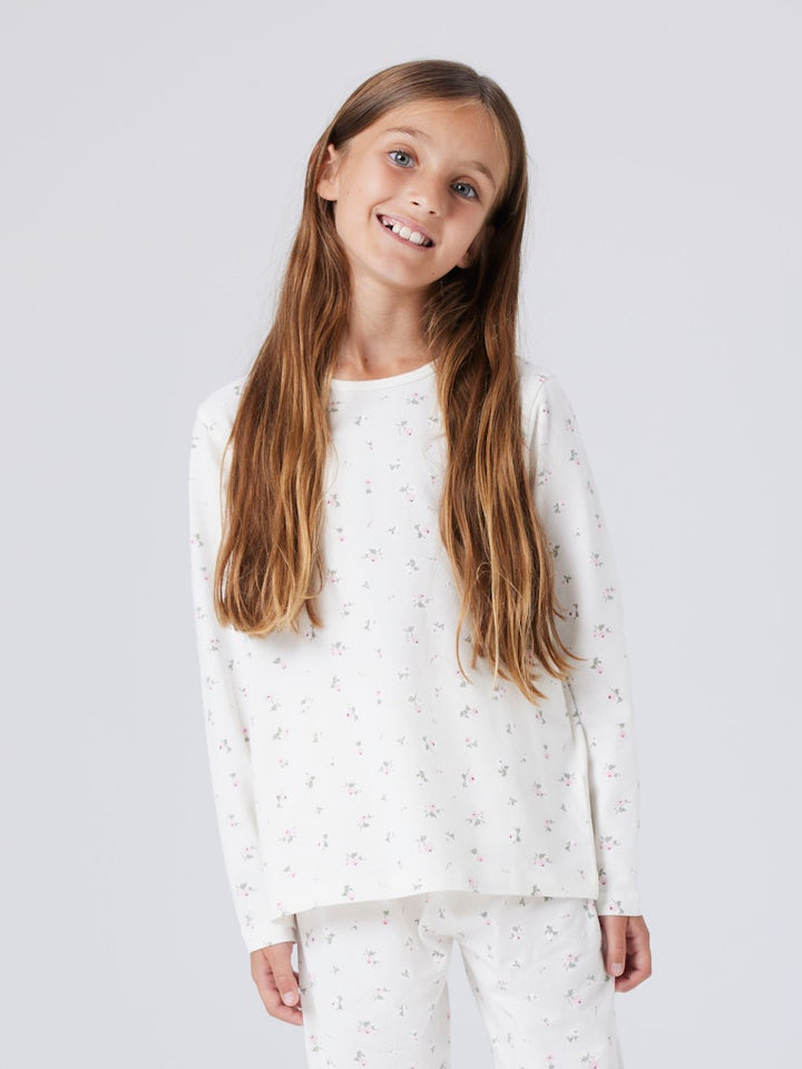 Vit blommig pyjamas till flicka. Barn pyjamas småblommig söt 2 delad i ekologisk bomull till tjej.
NKFNIGHTSET JET STREAM FLOWER NOOS
13250843