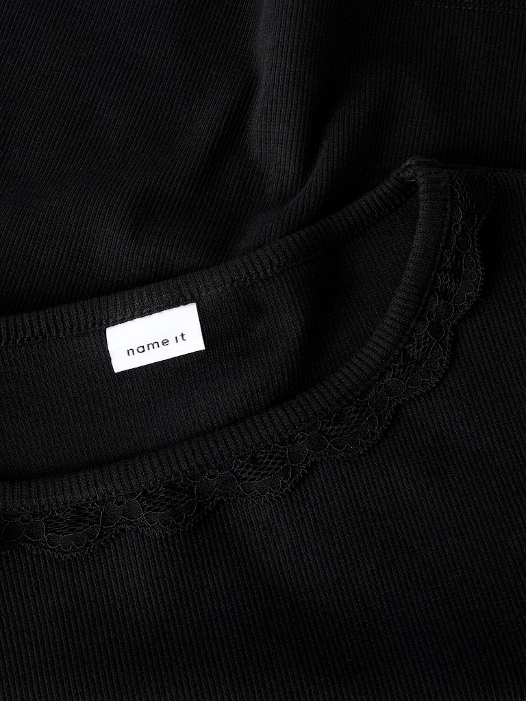 Svart ribbad tröja till flicka. Tjej topp med spetskant i ekologisk bomull från Name it.
NKFBELISA LS SLIM TOP XNOOS
13260517