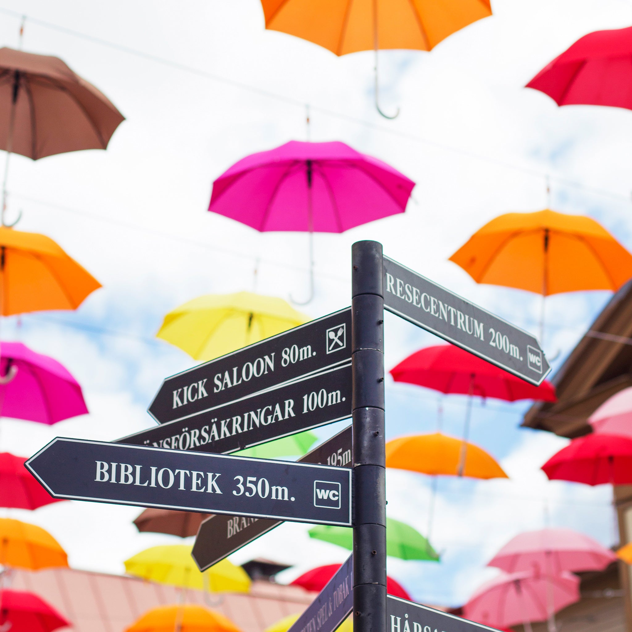 Bokhandlargränd i Ljusdal. Dekorerad med färgglada paraplyer.