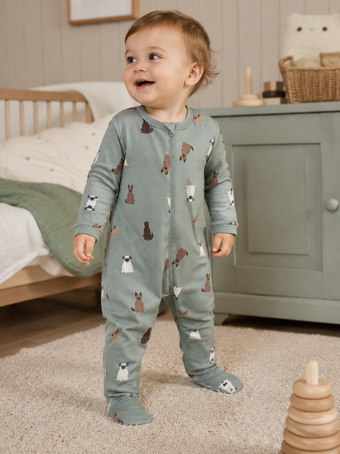 Name It grön pyjamas med hundmönster för baby och småbarn, med dragkedja och uppvikbara fötter som kan användas både med och utan fot. Modell NBMNIGHTSUIT ZIP FF DOG NOOS.
