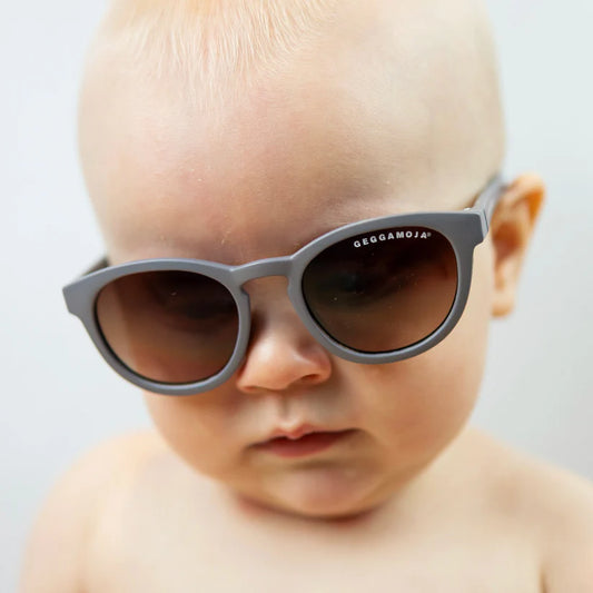 Grå solglasögon till baby pojke och flicka. Unisex brillor, solglasögon till nyfödd bebis från Geggamoja.
2460341