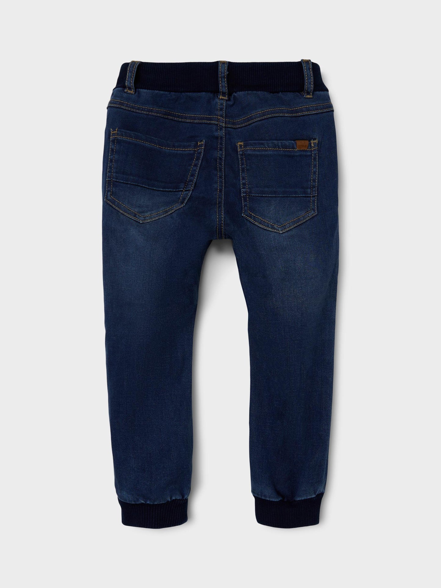 Mjukis jeans till liten kille, tjej, pojke och flicka. Skön byxa som ser ut som jeans men känns som en mysbyxa. Blå barn Jeans med mudd i midjan och vid benslut.
