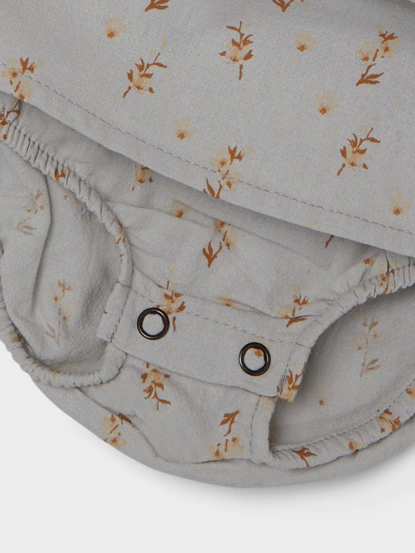 Blå blommig klänning