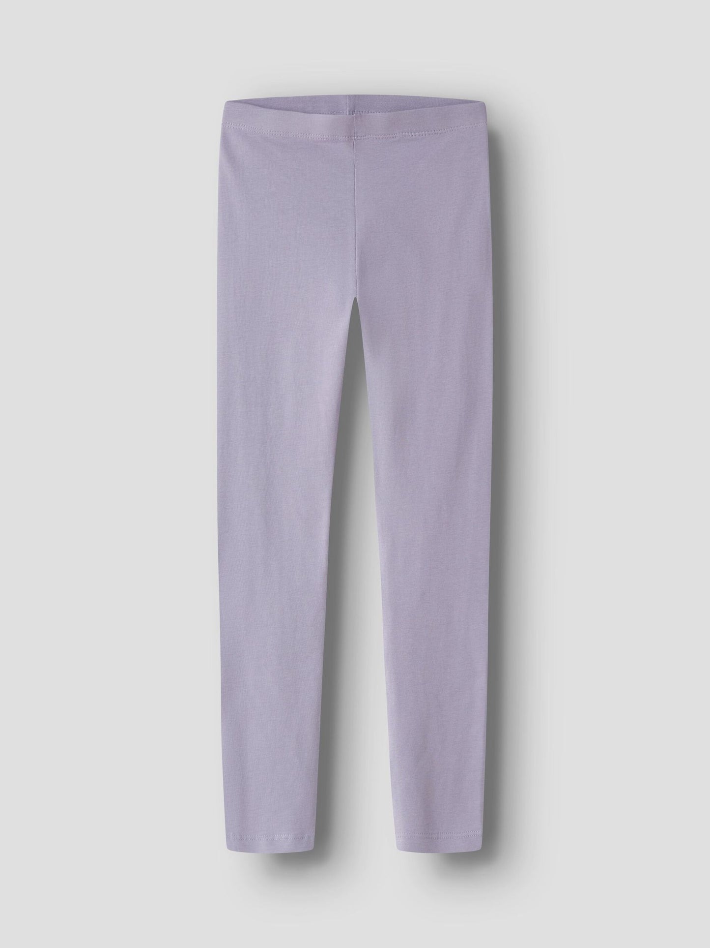 Lila leggings till flicka. Mjuk skön byxa i Lavender Gray från Name it.
NKFVIVIAN LEGGING NOOS
13180124