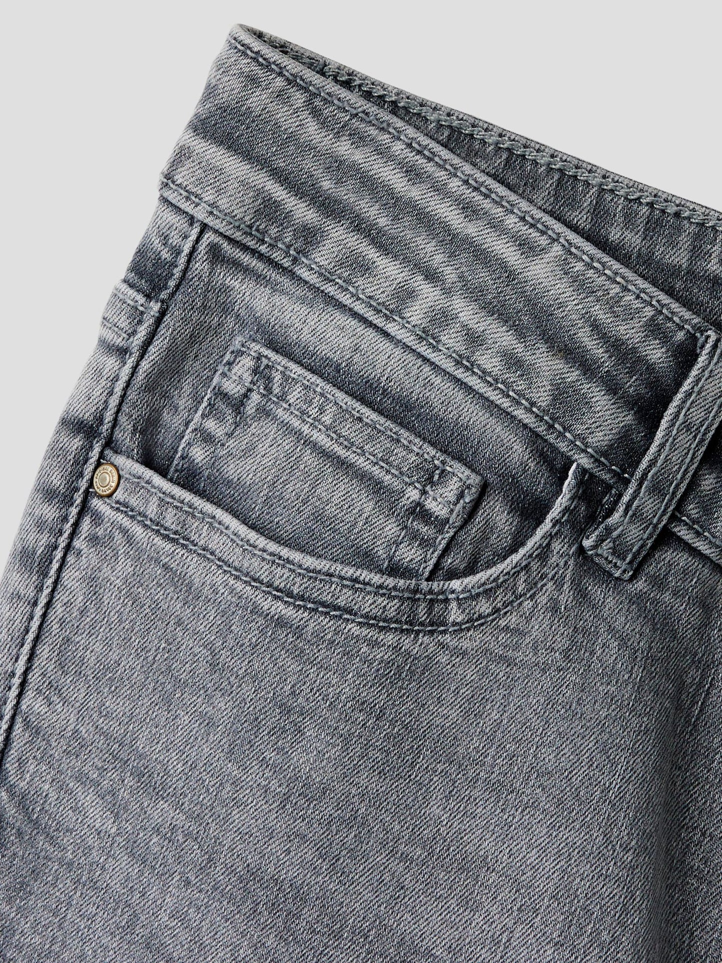 Grå utsvängda flared jeans med bakfickor med lock till tjej. Ungdoms byxor bootcut jeans från LMTD.
NLFBLIBLING DNM S LW FLARED PANT
13249634