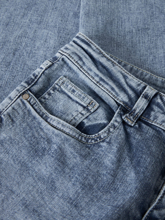 Snygg ljus blå rak jeans till pojke. Jeans straight fit till ungdom kille från LMTD.
NLMBLIX DNM R STRAIGHT PANT
13252333