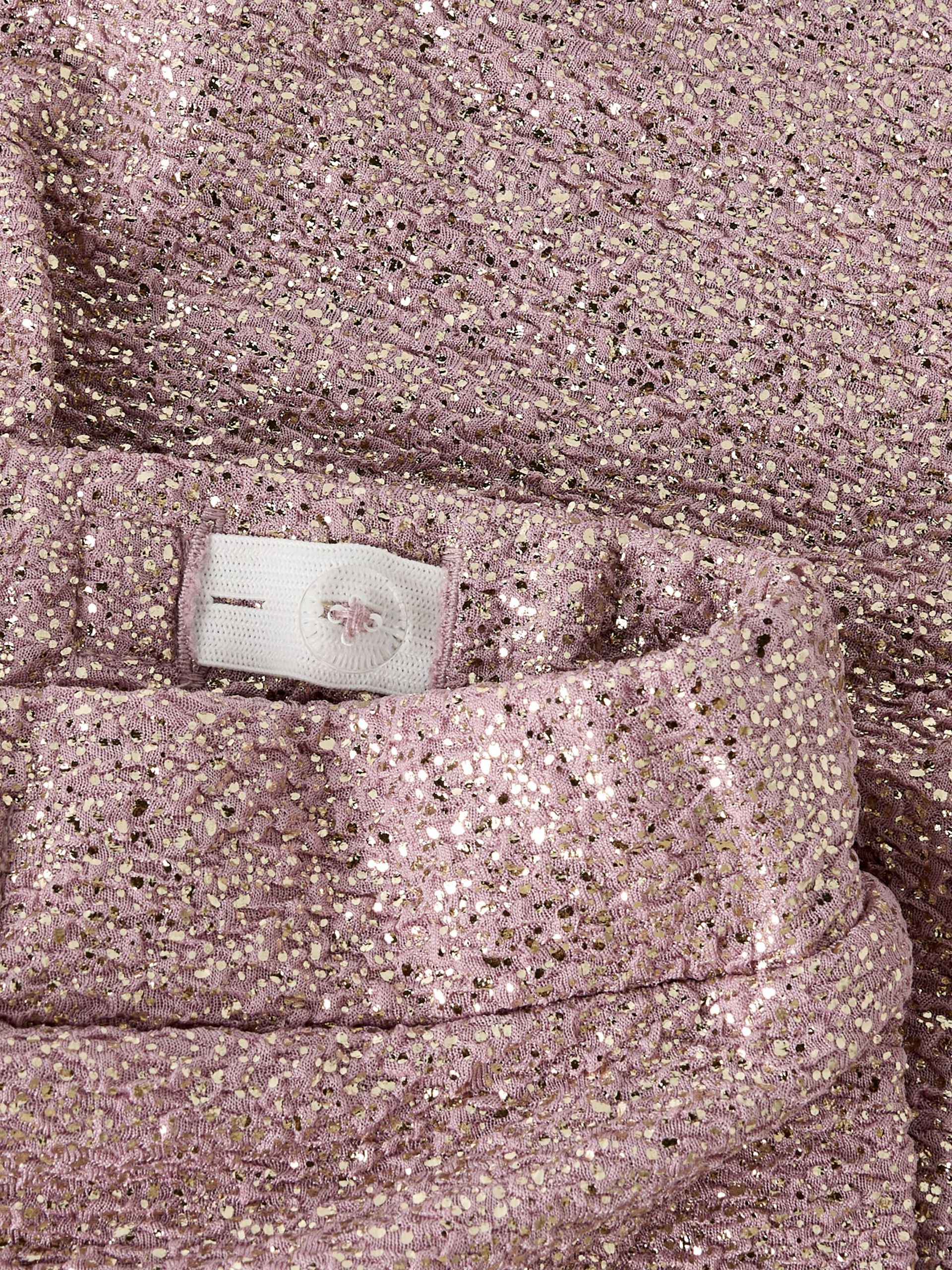 Rosa silver glittrande vid byxa till flicka. Mjuk, skön festliga byxor från Name it.
NMFDITSA WIDE PANT
13256134