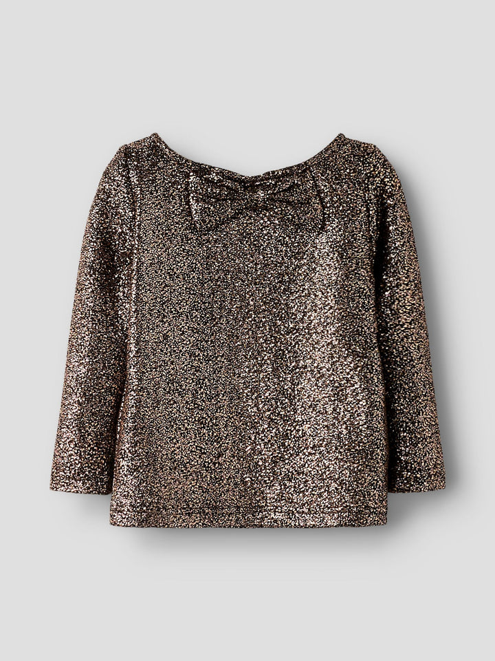 Svart guld glitter topp med rosett bak i nacken. Söt festlig tröja till flicka från Name it.
NMFDITSA LS TOP
13256276