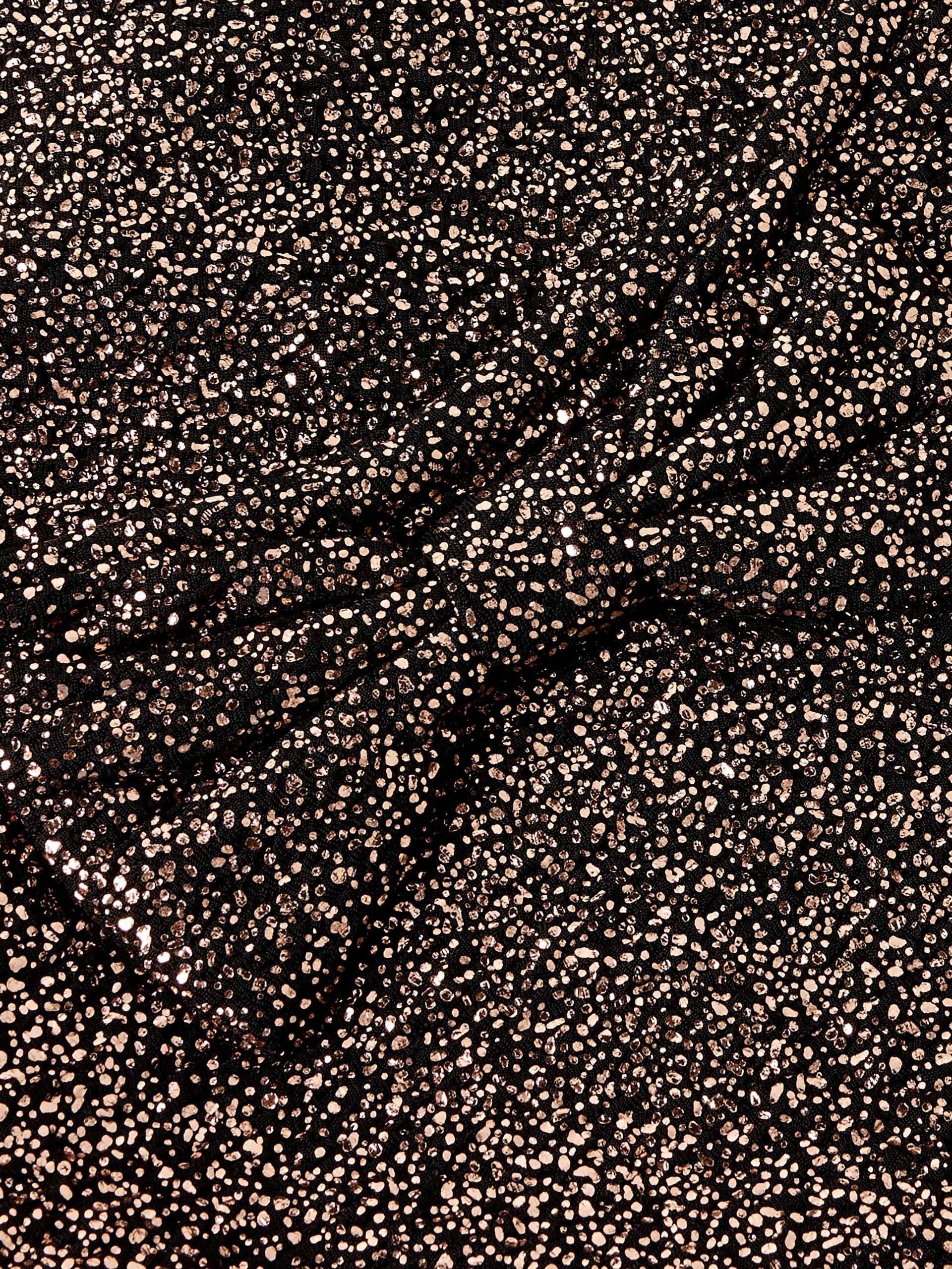 Svart guld glitter topp med rosett bak i nacken. Söt festlig tröja till flicka från Name it.
NMFDITSA LS TOP
13256276