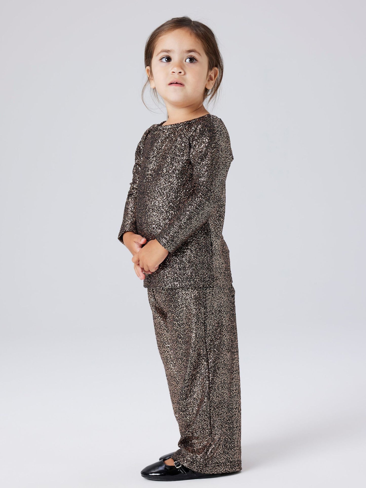 Svart guld glitter topp med rosett bak i nacken. Söt festlig tröja till flicka från Name it.
NMFDITSA LS TOP
13256276