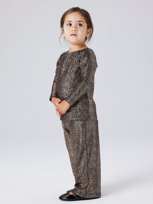 Svart guld glitter topp med rosett bak i nacken. Söt festlig tröja till flicka från Name it.
NMFDITSA LS TOP
13256276