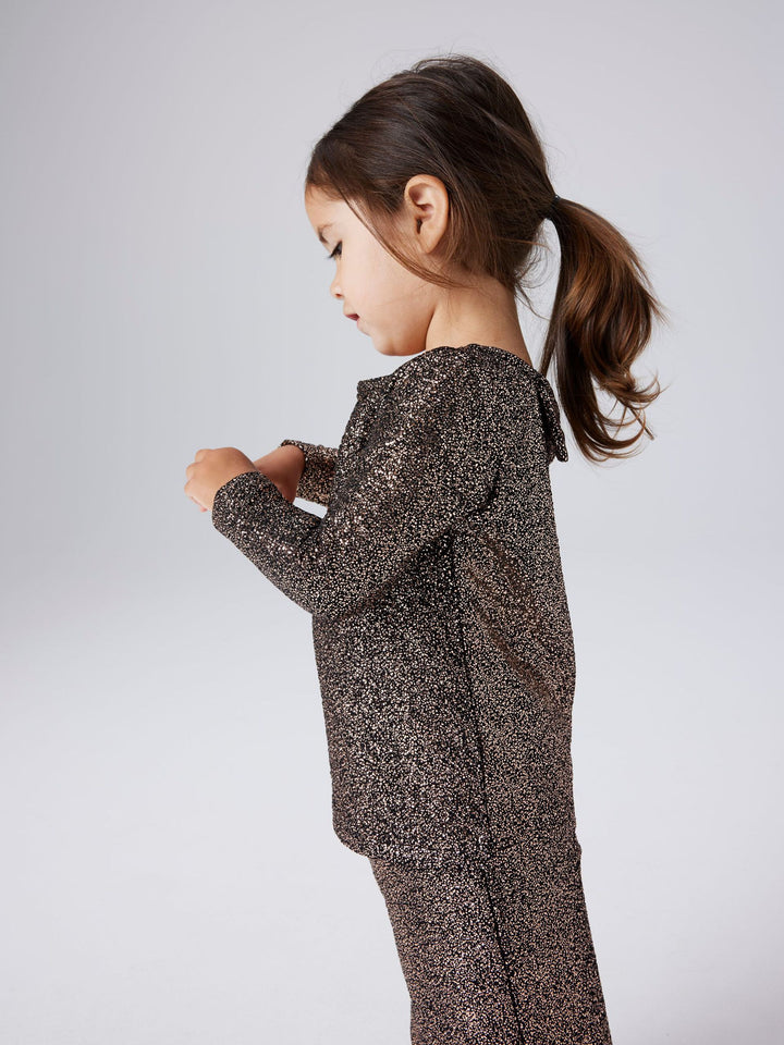 Svart glitter topp med rosett bak i nacken. Söt festlig tröja till flicka från Name it.
NMFDITSA LS TOP
13256276