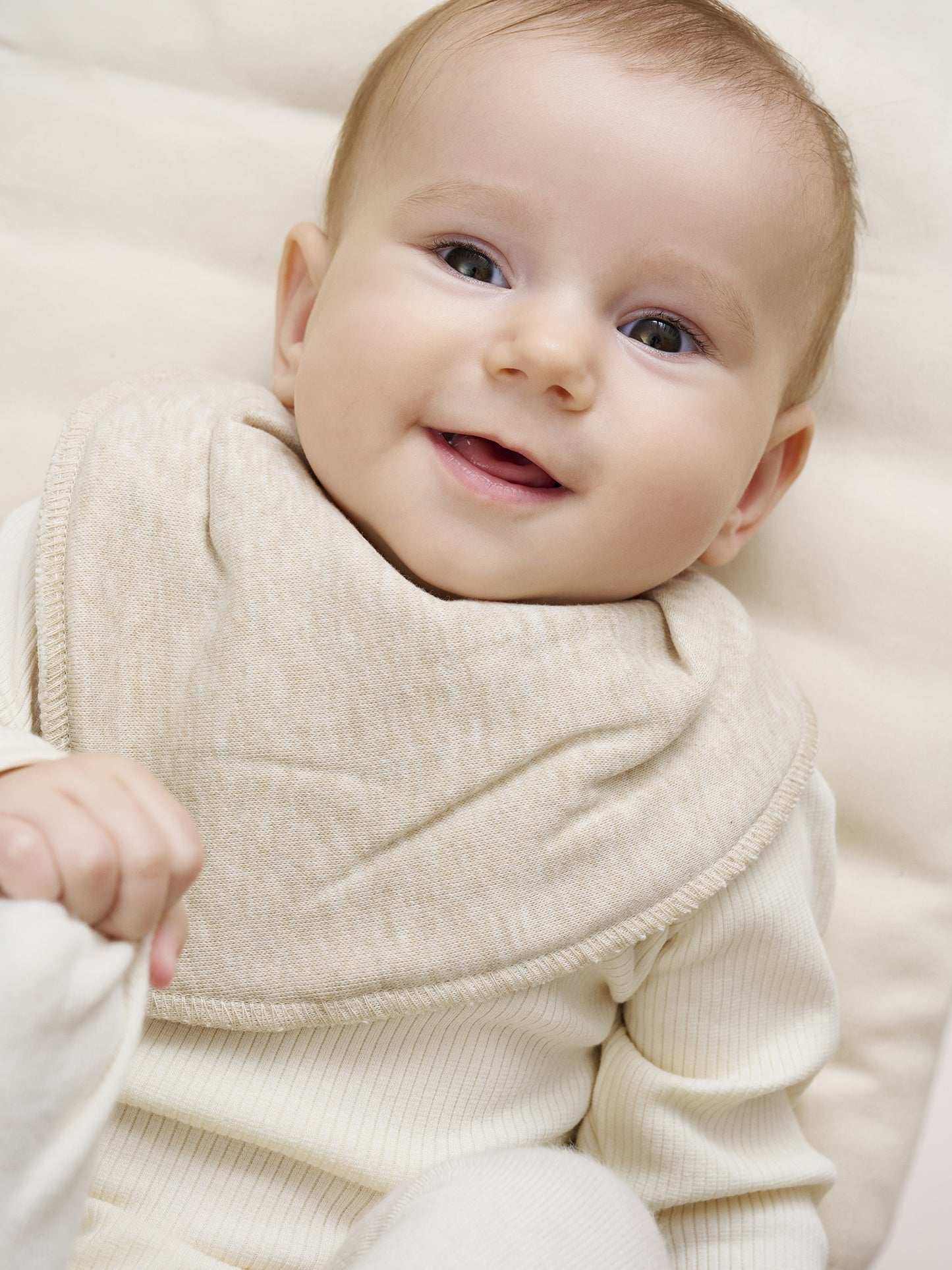 Beige dregglis, bib till baby. Dreggel scarves sand färgad till bebis flicka och pojke. Unisex scarf från 
Pippi - Bandana Bib - Absorbent
1402