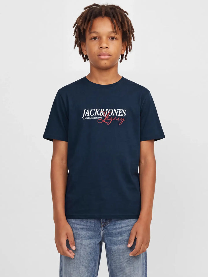 Jack & Jones Junior Jade marinblå T-shirt med Legacy-tryck framifrån till ungdom kille