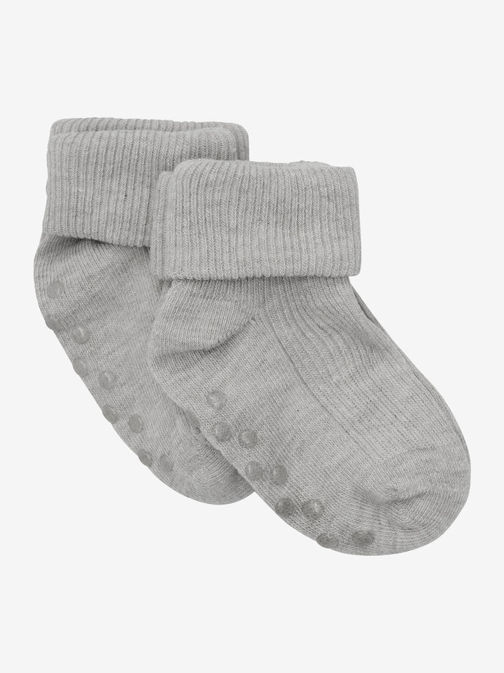 Grå 2-pack halkstrumpor till flicka och pojke. Skön tunn kvalitet med pluttar under så att din barn inte halkar.
Minymo
Halkstrumpor
Artikelnummer 5067