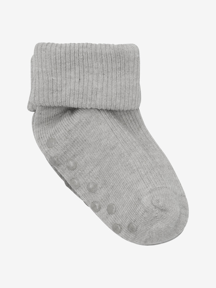 Grå 2-pack halkstrumpor till flicka och pojke. Skön tunn kvalitet med pluttar under så att din barn inte halkar.
Minymo
Halkstrumpor
Artikelnummer 5067
