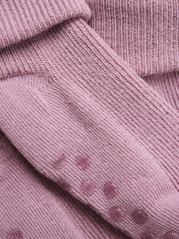 Rosa halkstrumpor 2-pack till flicka. 
Strumpor med halk pluttar från Minymo
Artikelnummer 5067