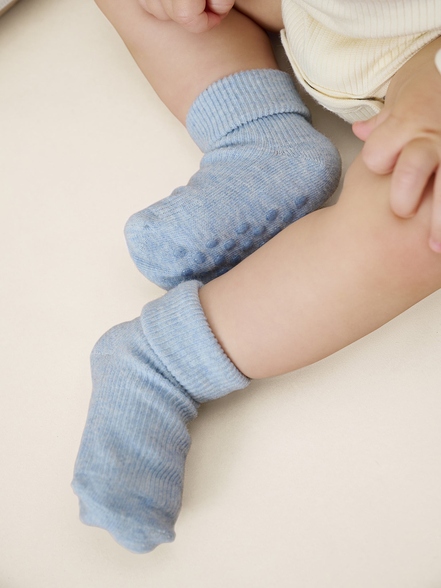 Ljus blå 2 pack halk strumpor till bebis och barn pojke. Fina halk sockor till pojke barn från Minymo.
Baby rib sock w. ABS (2-pack)
Artikelnummer 5067