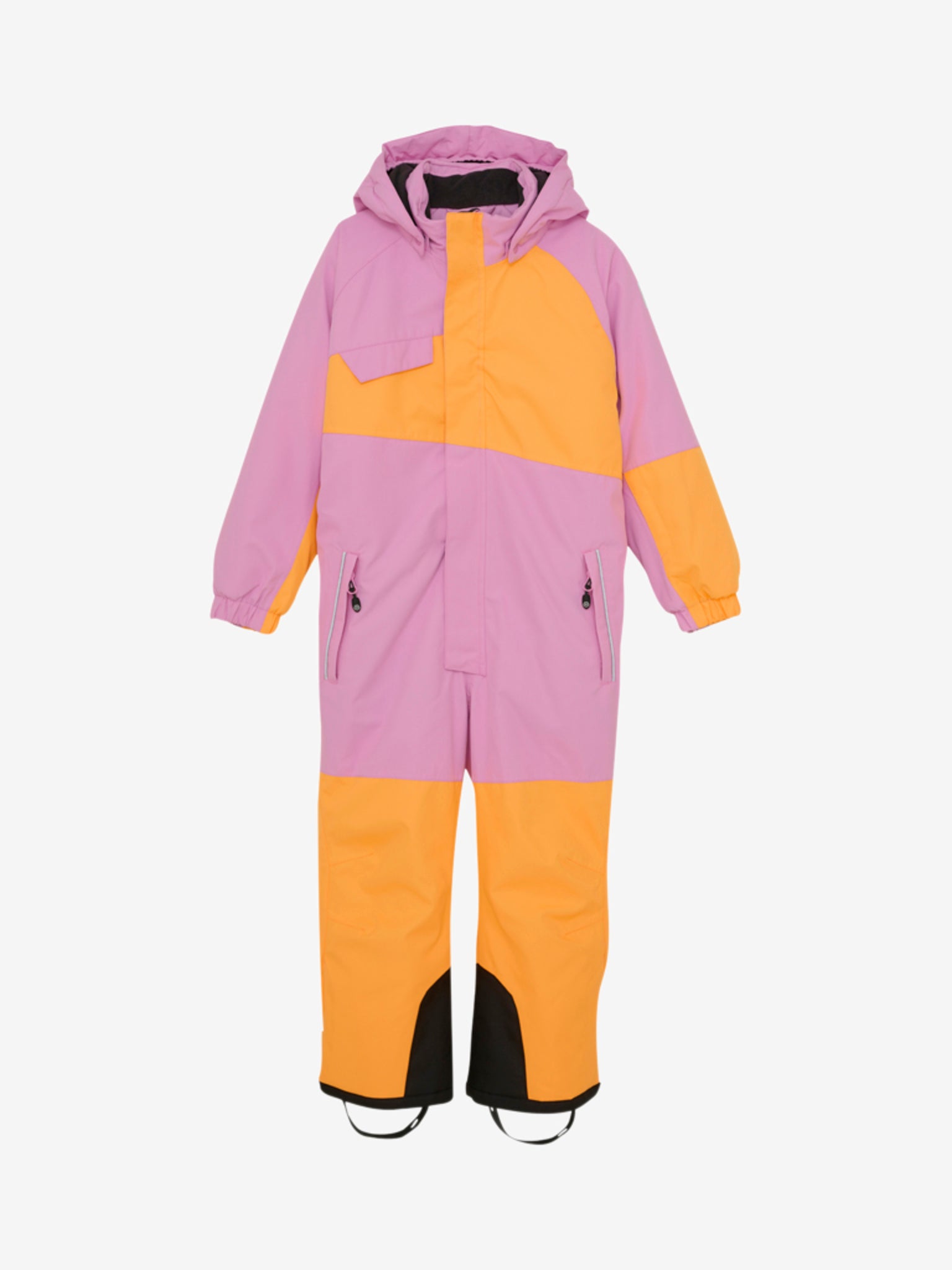 Cool färgblocks overall för ditt barn i slitstarkt material i rosa och orange. Vinteroverall till flicka, tjej. Materialet är andningsbart, vindtätt och vattentätt, så ditt barn kan vistas ute i regn, snö och blåst utan att bli kall och blöt.

Testad slitstyrka på 60 000 gnidningar, vattenpelartryck på 10 000 mm. och andningsförmåga på 8 000 g.
Overallen stängs med en kvalitetsdragkedja framtill.
Hakskydd ser till att dragkedjan känns mjuk under hakan.
Reflexdetaljer på baksidan.
Den har en namnskylt inuti.