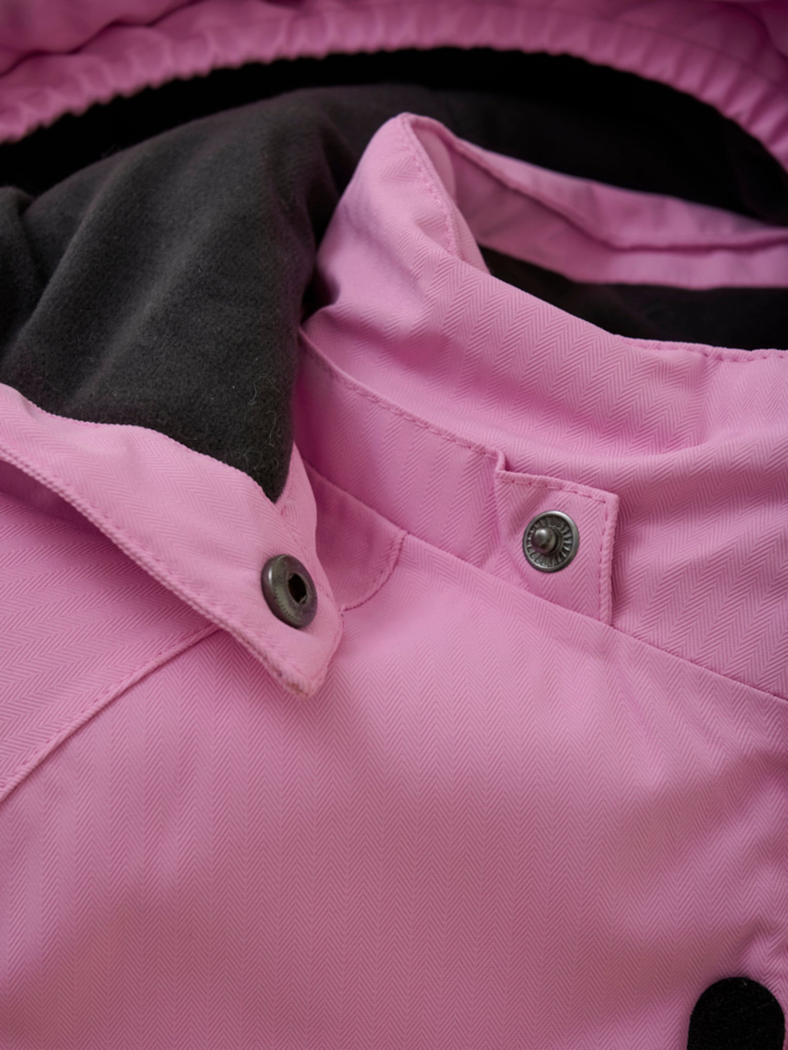 Cool färgblocks overall för ditt barn i slitstarkt material i rosa och orange. Vinteroverall till flicka, tjej. Materialet är andningsbart, vindtätt och vattentätt, så ditt barn kan vistas ute i regn, snö och blåst utan att bli kall och blöt.

Testad slitstyrka på 60 000 gnidningar, vattenpelartryck på 10 000 mm. och andningsförmåga på 8 000 g.
Overallen stängs med en kvalitetsdragkedja framtill.
Hakskydd ser till att dragkedjan känns mjuk under hakan.
Reflexdetaljer på baksidan.
Den har en namnskylt inuti.