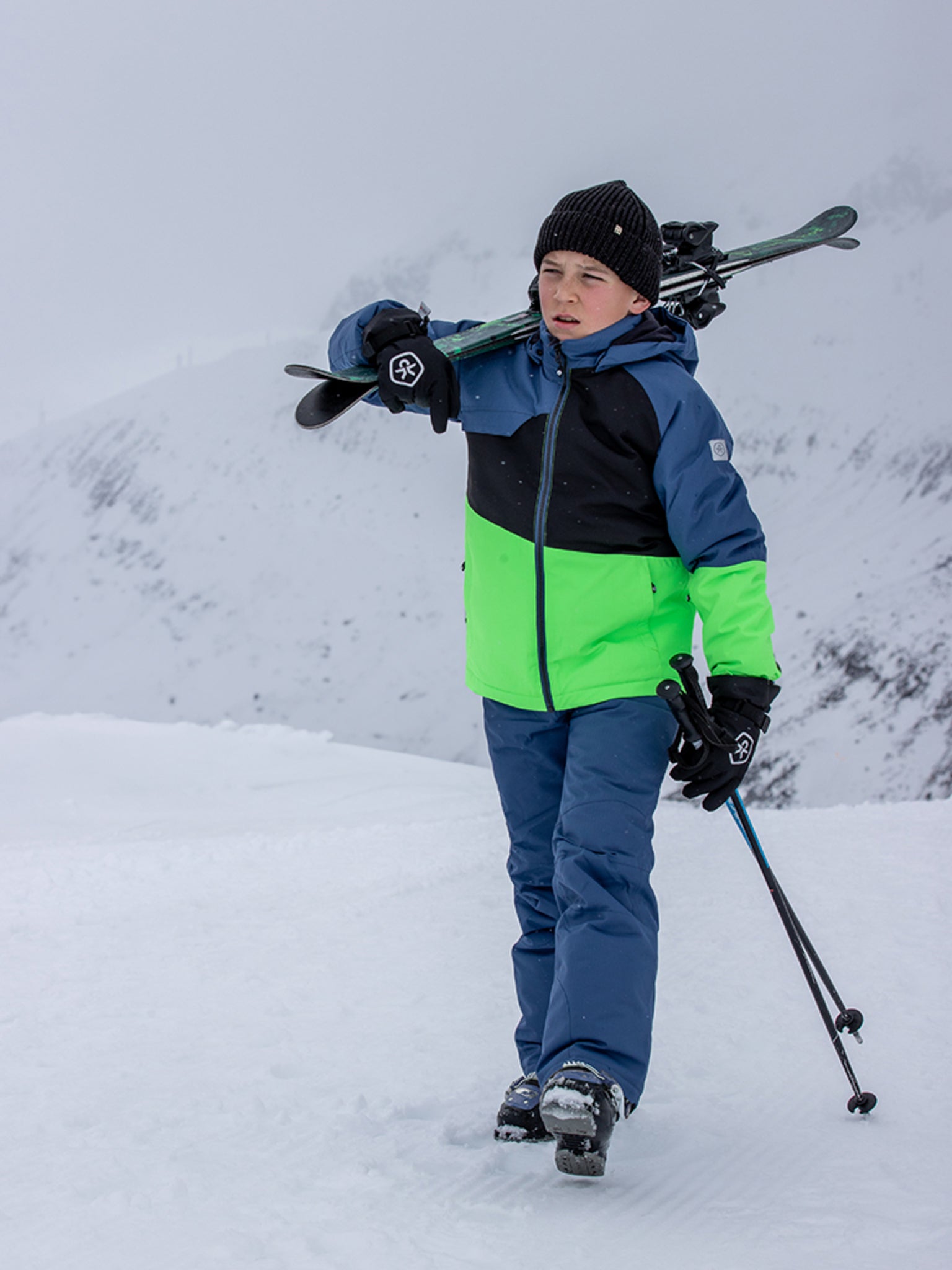 Svarta täckbyxor, skid byxor, termo byxor till pojke, flicka, kille, tjej. 
Avtagbara hängslen, ställbar midja och snölås. Superbra byxa från Colorkids.
