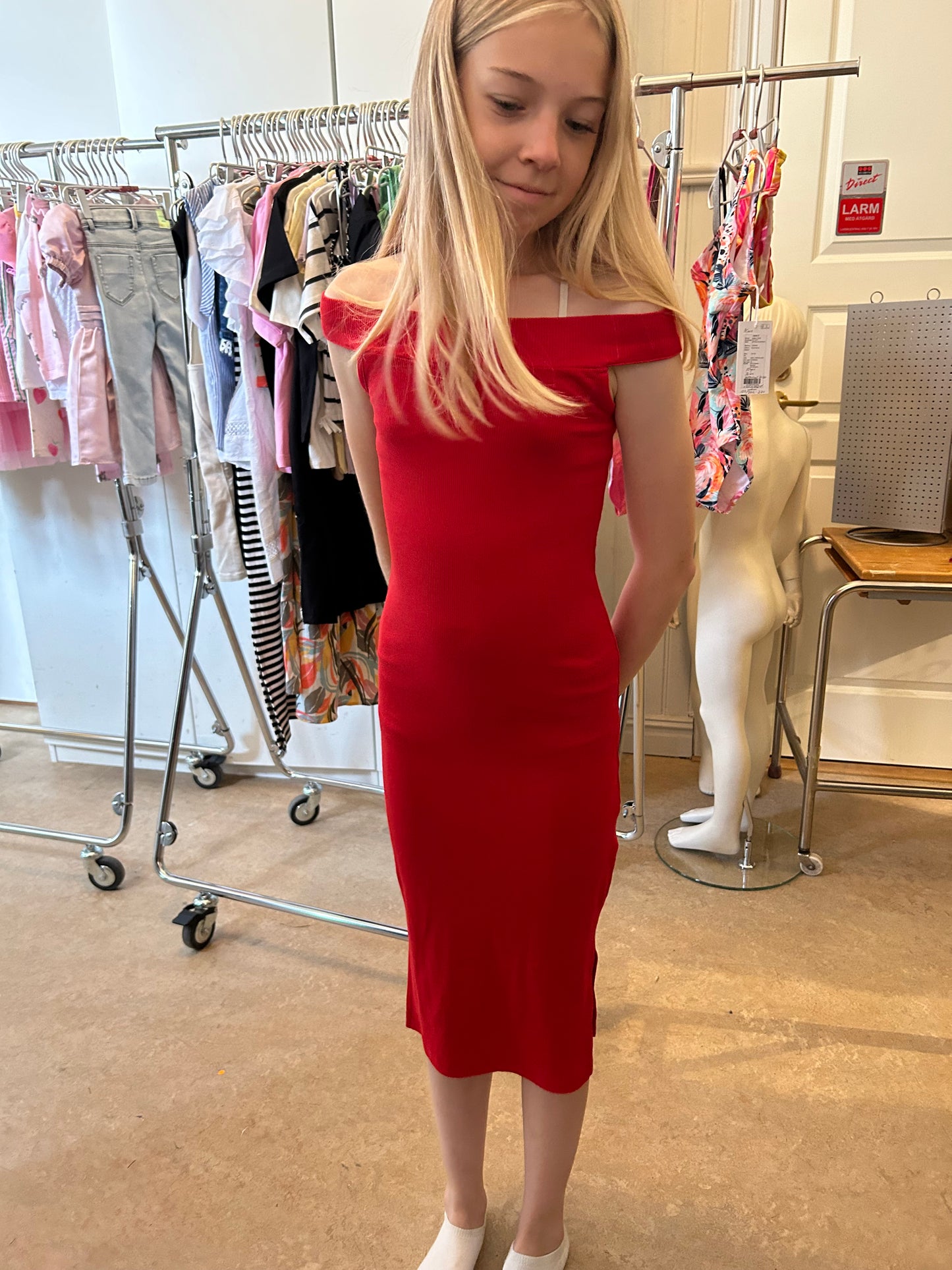 Röd lång ribbad off shoulder klänning till tjej. Långklänning till flicka där du själv väljer om du vill ha axelbanden uppe eller ner på armen. Ekologiska barnkläder från  name it.
NKFFLOMMI SL SLIM LONG DRESS
13241263