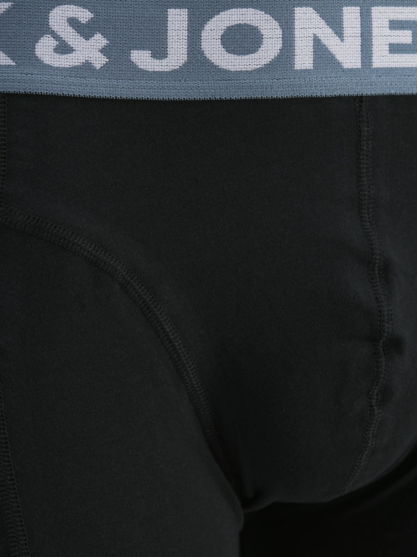 3 pack kalsonger till kille, ungdom.
Boxershorts från Jack and Jones junior till pojke. Svarta kalsonger med Jack & Jones logga på resåren som är i blå, grön och svart. 
SENSE TRUNKS 3-PACK NOOS JNR
12149293