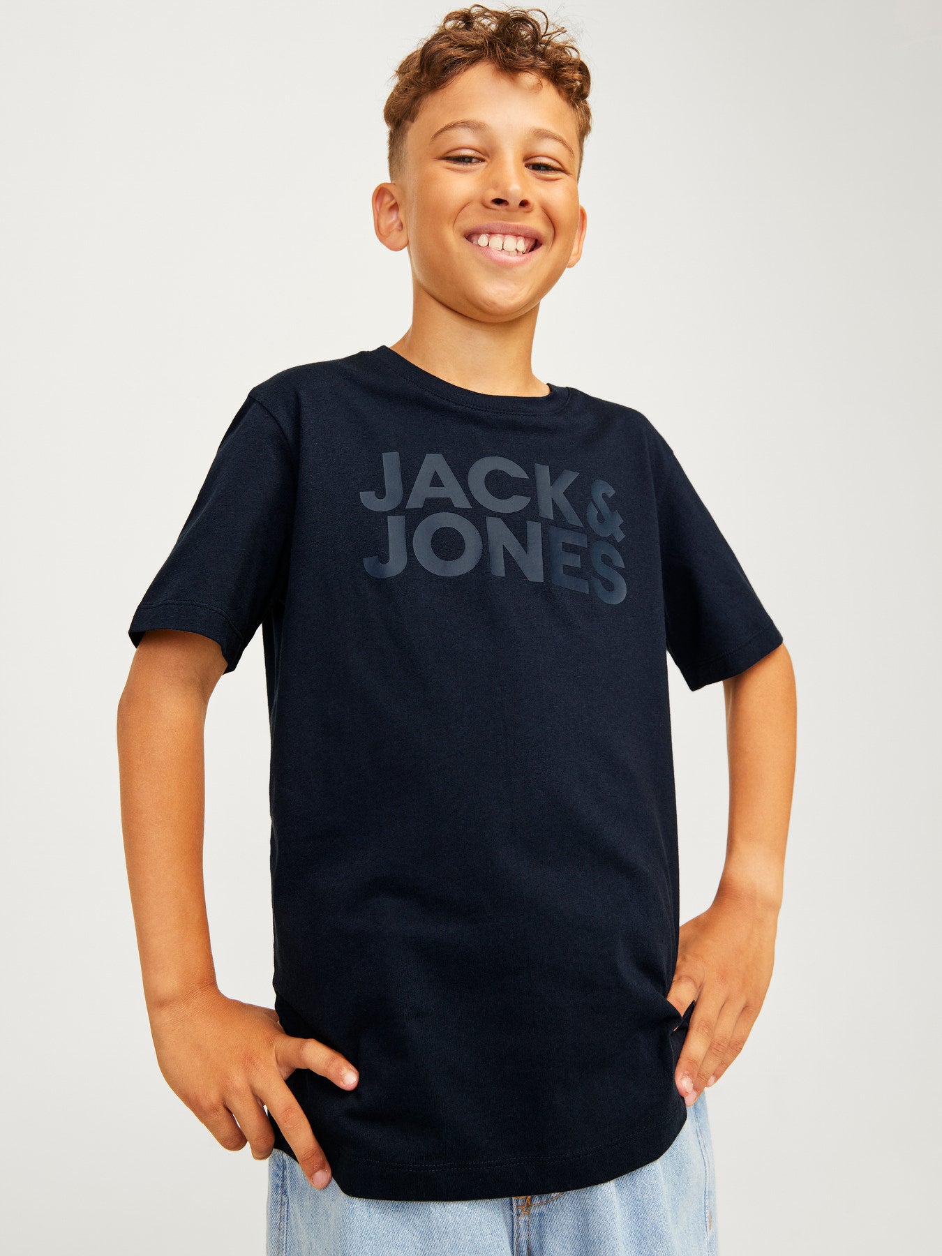 Jack & Jones Junior marinblå t-shirt för pojke med logotyp på bröstet och mjuk bomullskvalitet