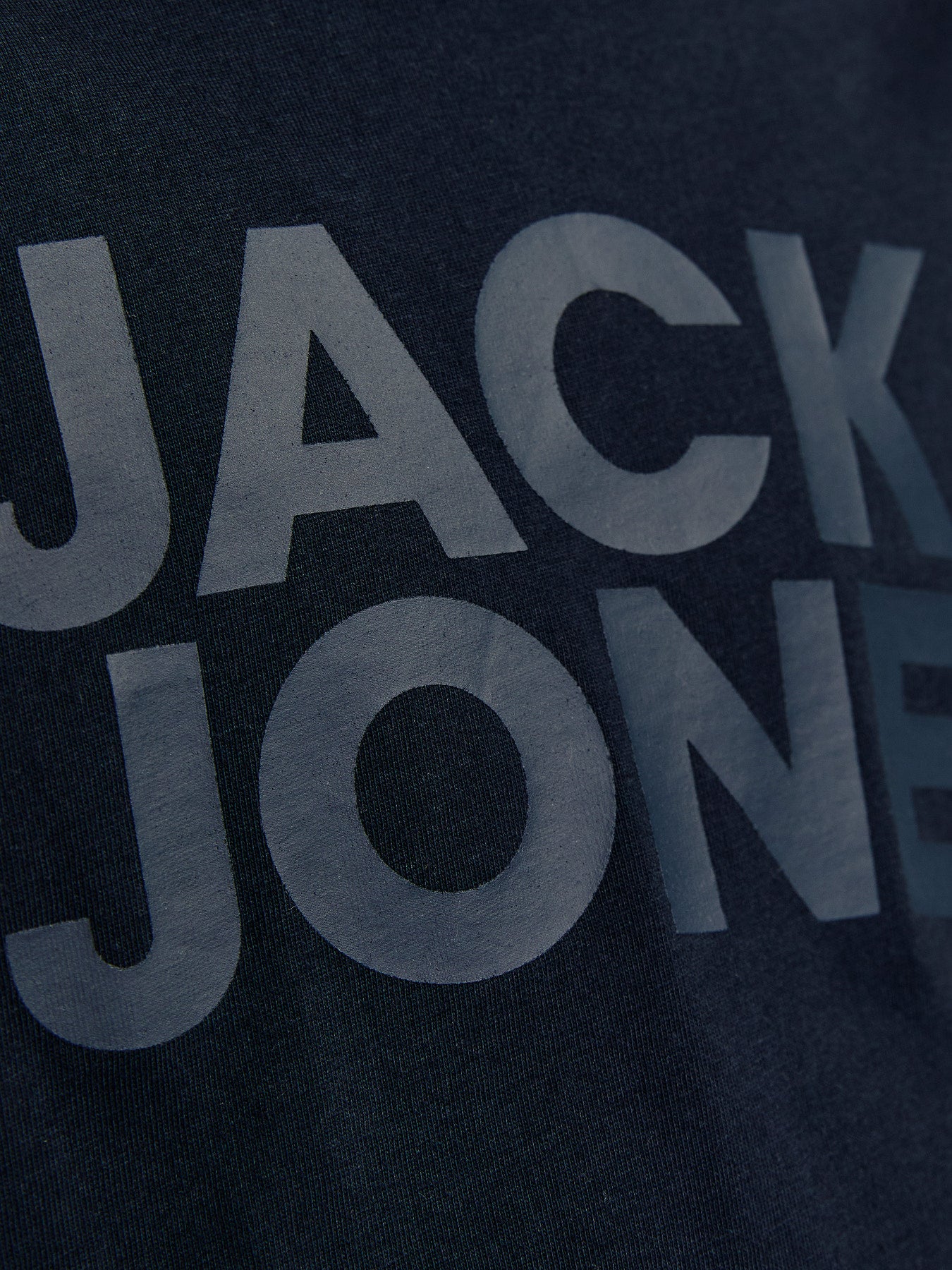 Jack & Jones Junior marinblå t-shirt för pojke med logotyp på bröstet och mjuk bomullskvalitet