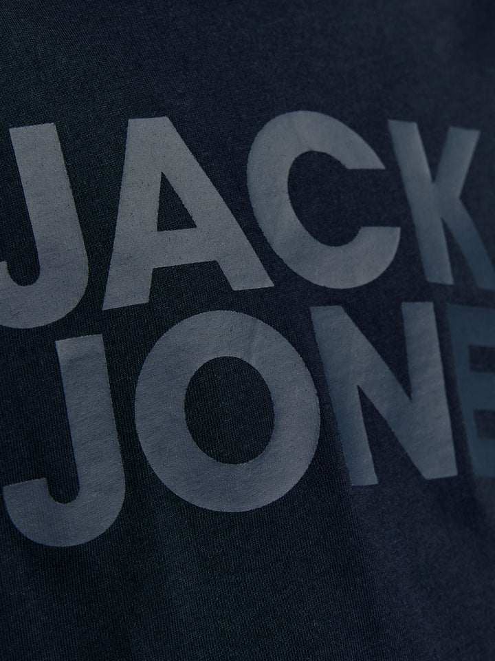 Jack & Jones Junior marinblå t-shirt för pojke med logotyp på bröstet och mjuk bomullskvalitet