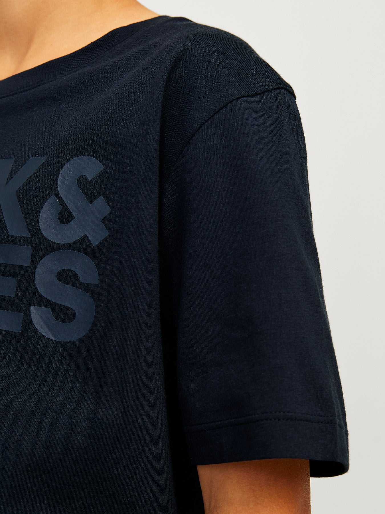 Jack & Jones Junior marinblå t-shirt för pojke med logotyp på bröstet och mjuk bomullskvalitet