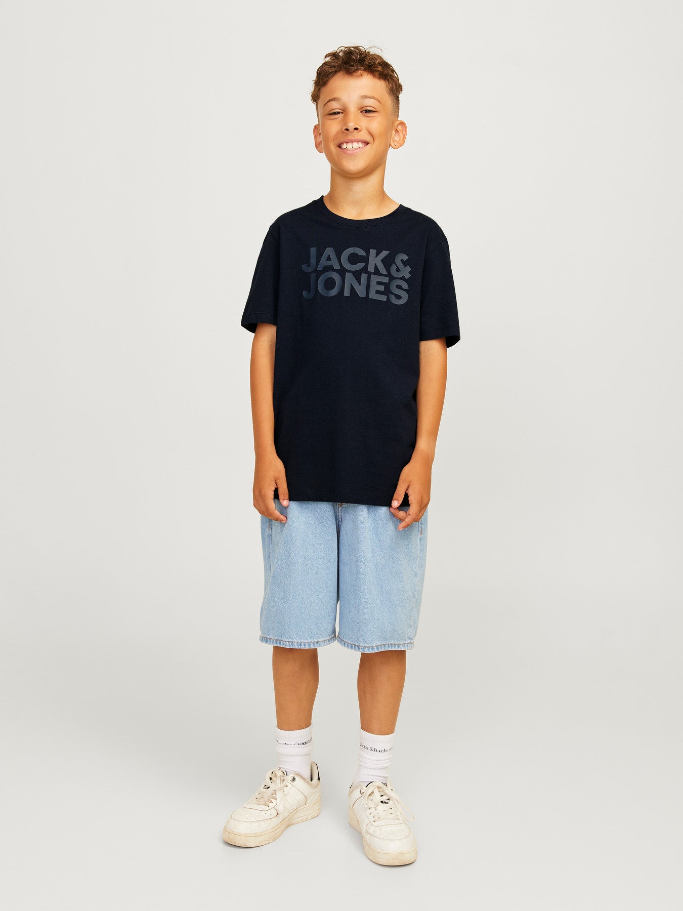 Jack & Jones Junior marinblå t-shirt för pojke med logotyp på bröstet och mjuk bomullskvalitet