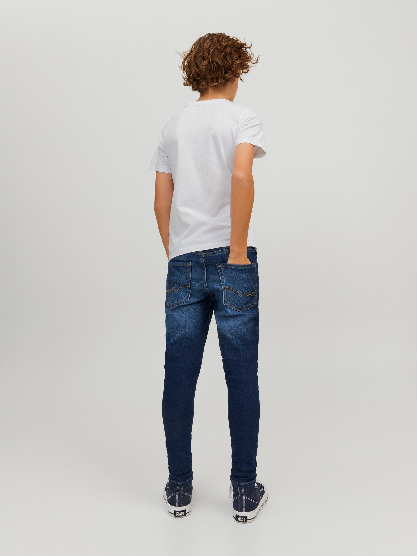 Vit bas t-shirt till pojke. Enfärgad vit kortärmad tröja helt utan tryck till ungdom kille från Jack and Jones.
JJEORGANIC BASIC TEE SS O-NECK NOOS JNR
12158433
