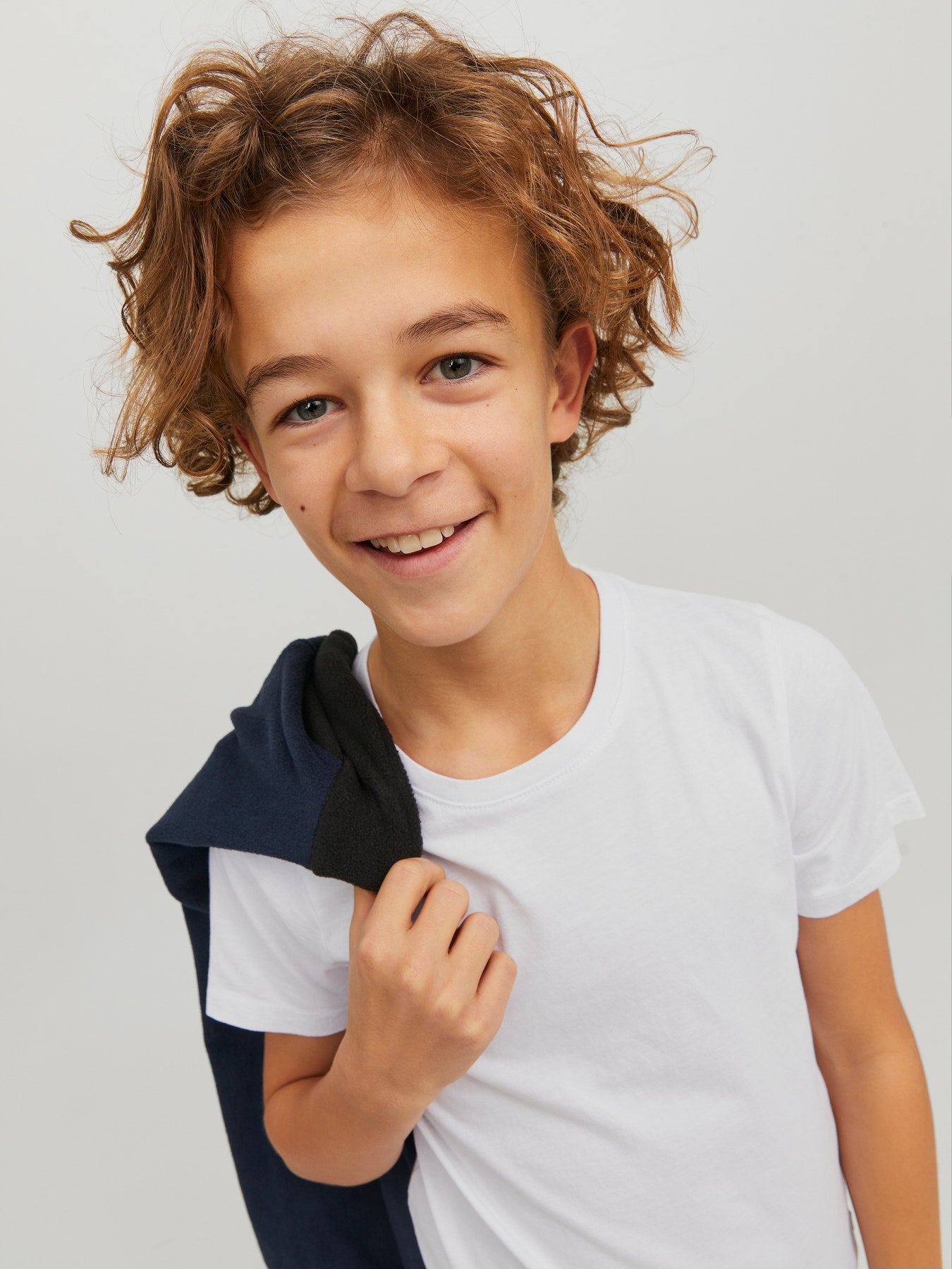 Vit bas t-shirt till pojke. Enfärgad vit kortärmad tröja helt utan tryck till ungdom kille från Jack and Jones.
JJEORGANIC BASIC TEE SS O-NECK NOOS JNR
12158433