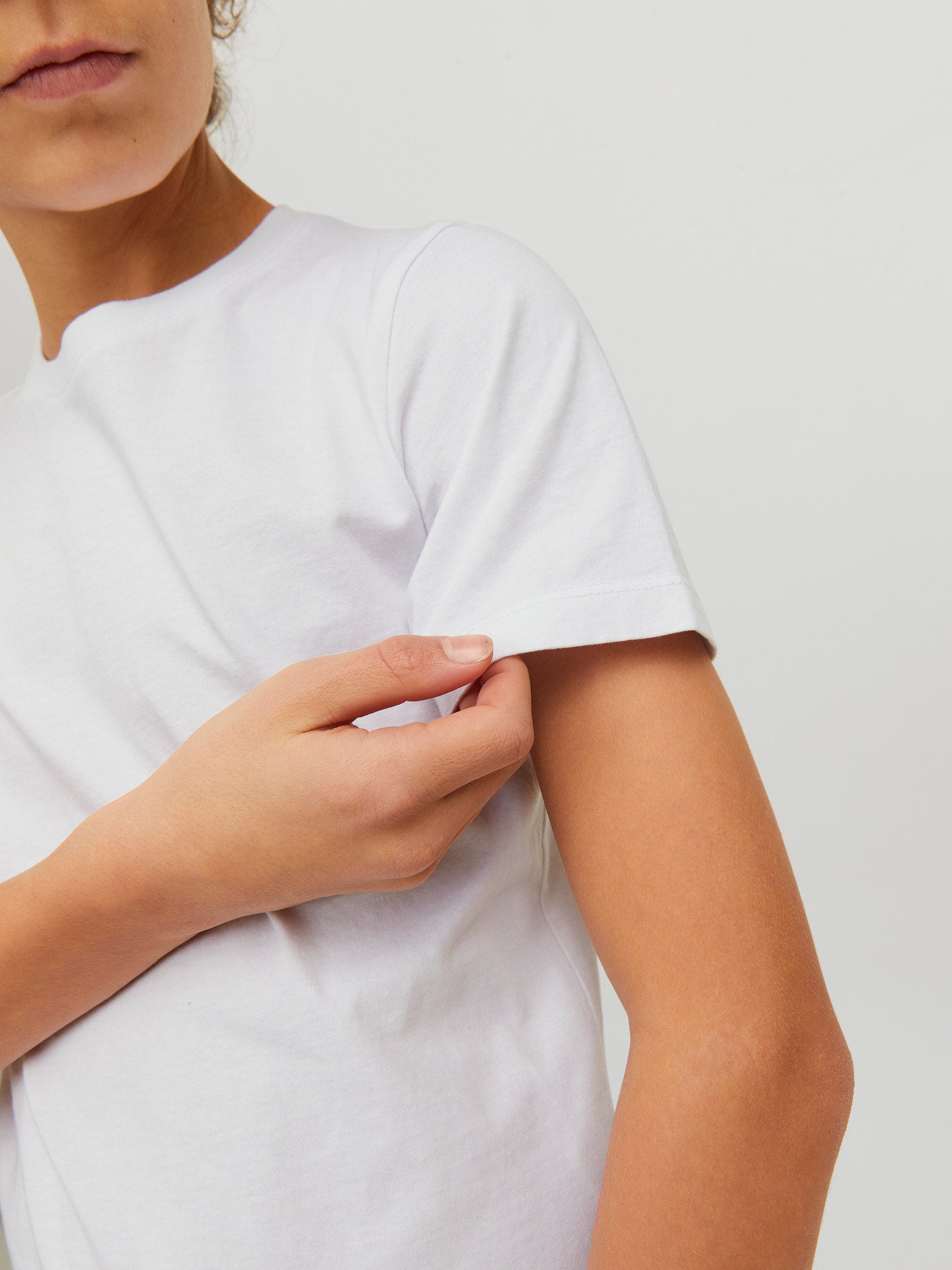 Vit bas t-shirt till pojke. Enfärgad vit kortärmad tröja helt utan tryck till ungdom kille från Jack and Jones.
JJEORGANIC BASIC TEE SS O-NECK NOOS JNR
12158433