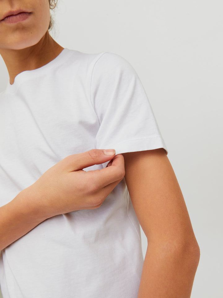 Vit bas t-shirt till pojke. Enfärgad vit kortärmad tröja helt utan tryck till ungdom kille från Jack and Jones.
JJEORGANIC BASIC TEE SS O-NECK NOOS JNR
12158433