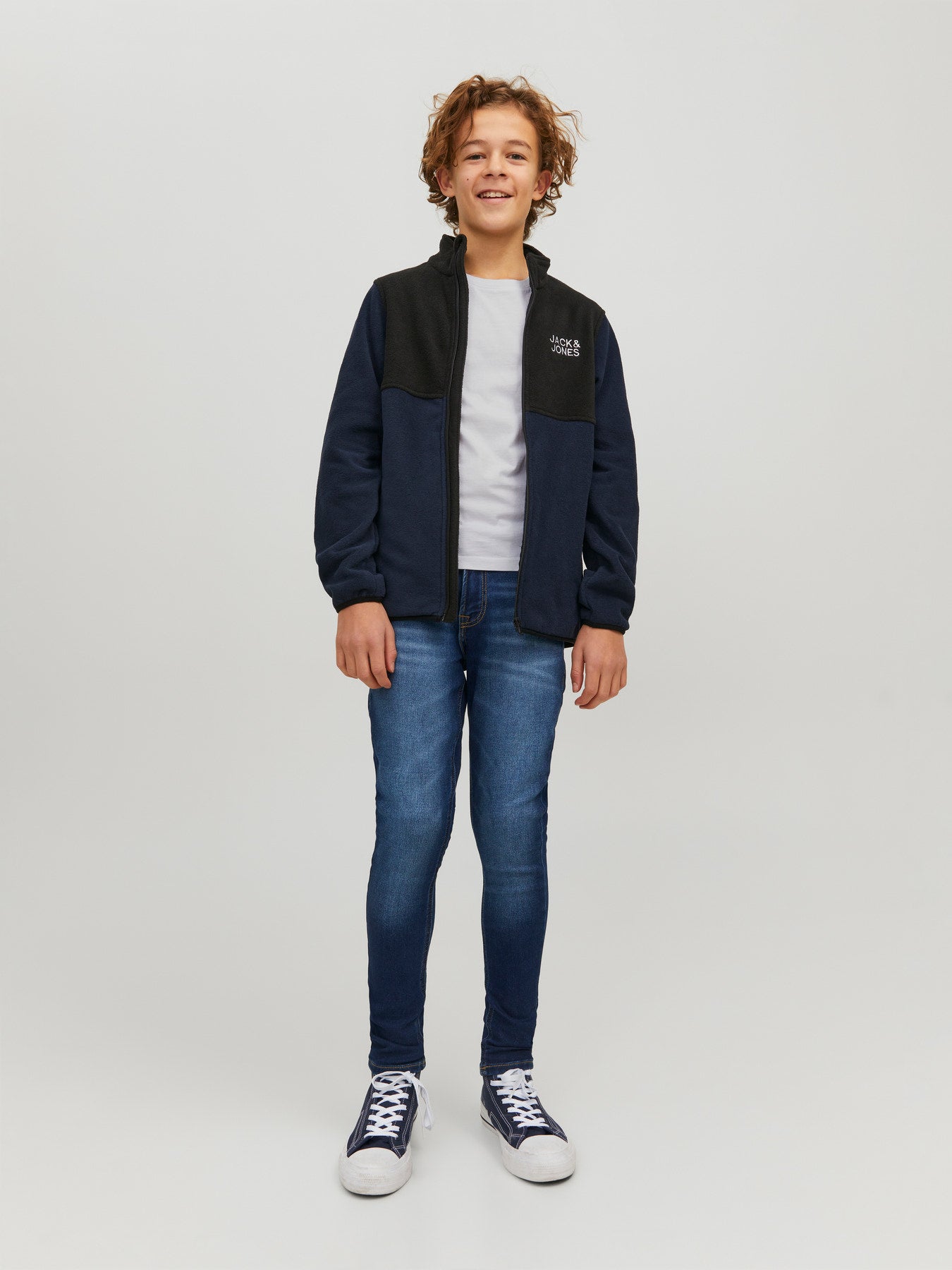 Vit bas t-shirt till pojke. Enfärgad vit kortärmad tröja helt utan tryck till ungdom kille från Jack and Jones.
JJEORGANIC BASIC TEE SS O-NECK NOOS JNR
12158433