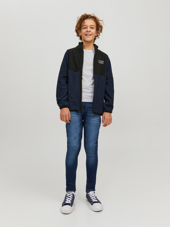 Vit bas t-shirt till pojke. Enfärgad vit kortärmad tröja helt utan tryck till ungdom kille från Jack and Jones.
JJEORGANIC BASIC TEE SS O-NECK NOOS JNR
12158433