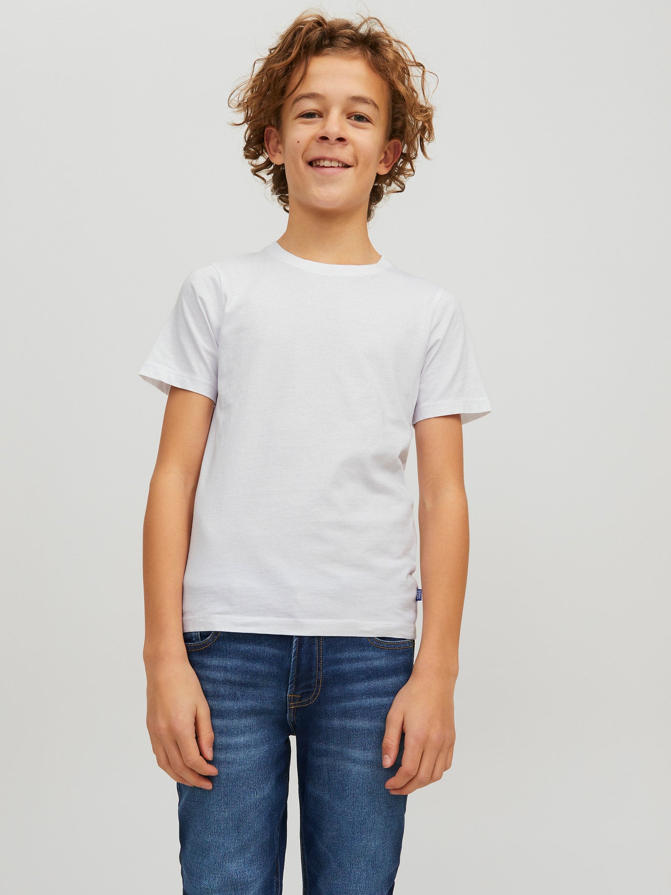Vit bas t-shirt till pojke. Enfärgad vit kortärmad tröja helt utan tryck till ungdom kille från Jack and Jones.
JJEORGANIC BASIC TEE SS O-NECK NOOS JNR
12158433