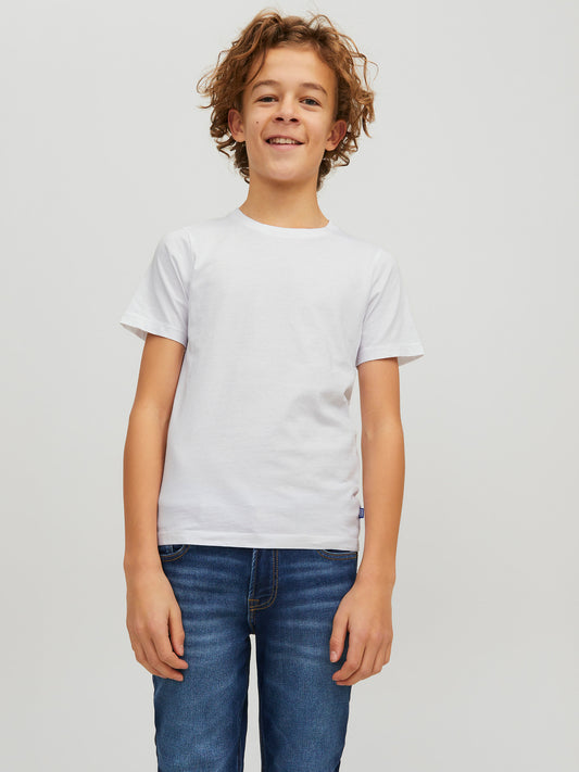 Vit bas t-shirt till pojke. Enfärgad vit kortärmad tröja helt utan tryck till ungdom kille från Jack and Jones.
JJEORGANIC BASIC TEE SS O-NECK NOOS JNR
12158433