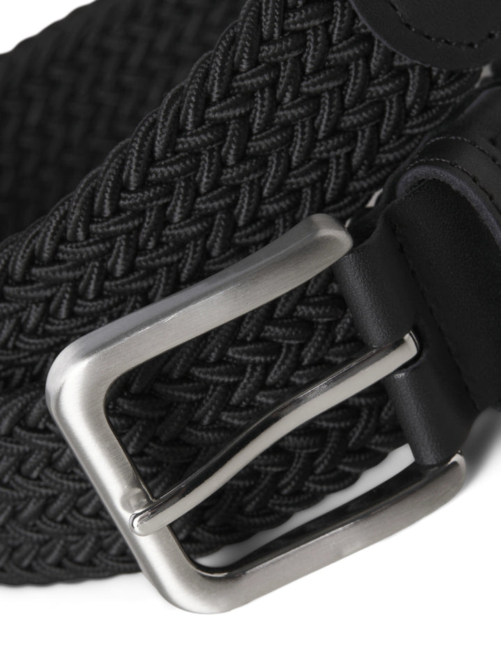 Svart trendigt flätat skärp med stretch från Jack & Jones junior. Bälte till pojke, barn skärp och ungdoms skärp till kille.
JACSPRING WOVEN BELT JNR
12178843