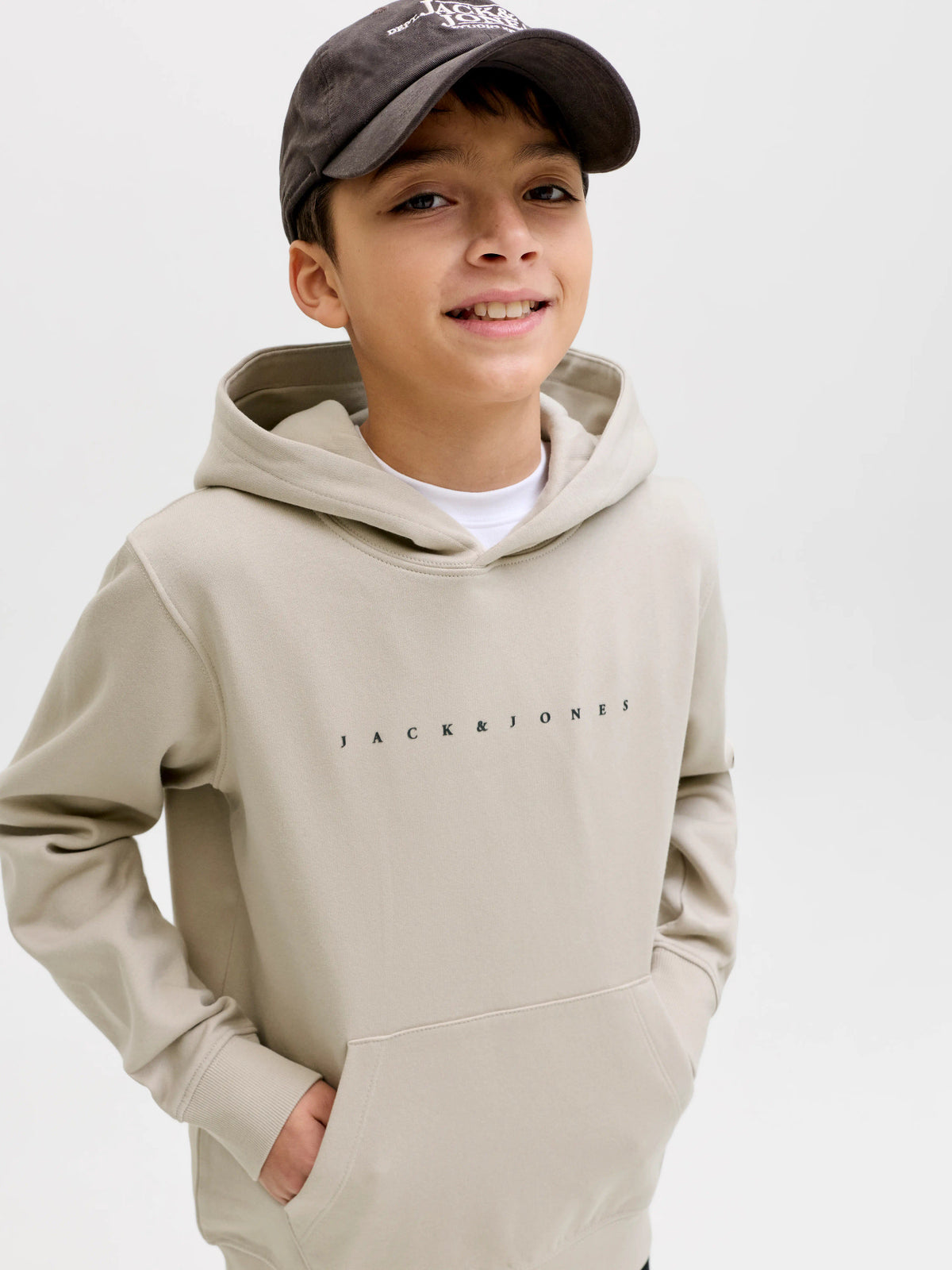 Jack & Jones Junior Star hoodie för pojke med snygg logotyp och känguruficka i färgen Moonbeam
