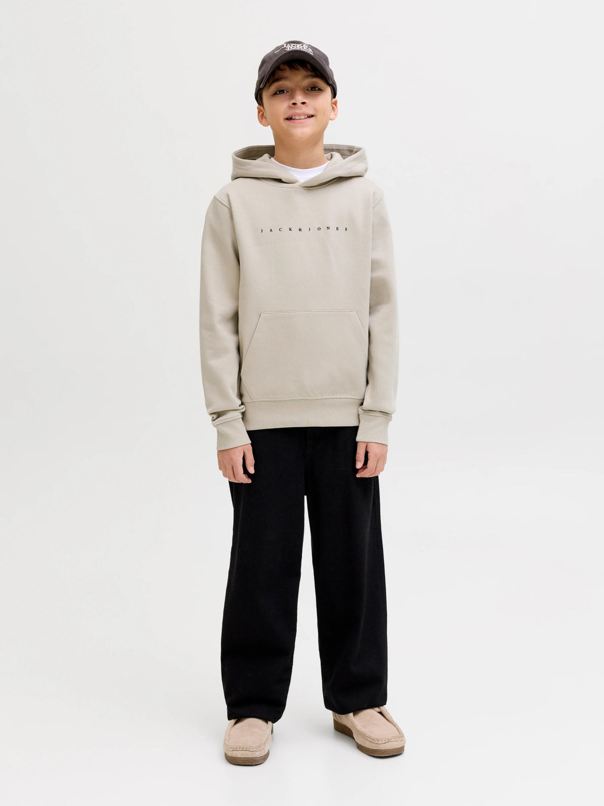 Jack & Jones Junior Star hoodie för pojke med snygg logotyp och känguruficka i färgen Moonbeam