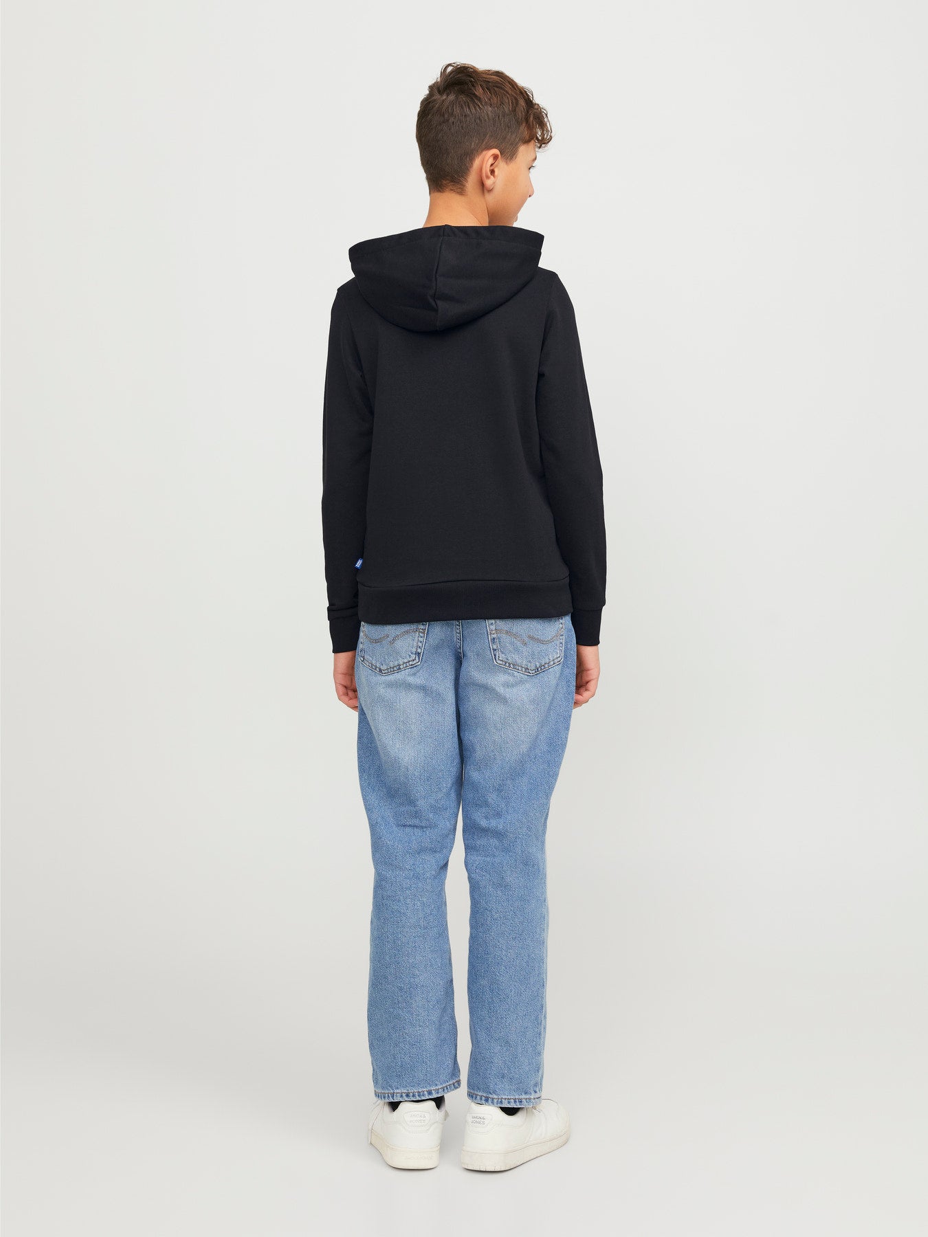 Jack & Jones Junior svart hoodie för pojke med fast huva, känguruficka och mjuk sweatkvalitet