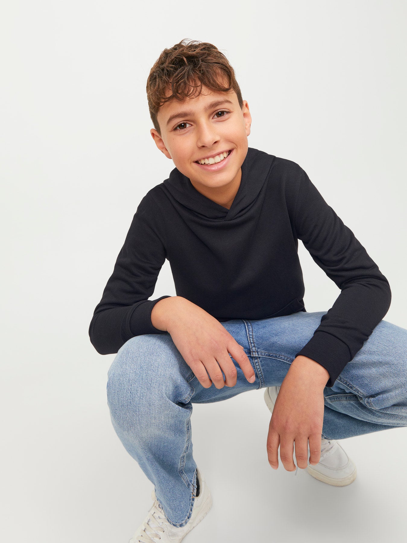 Jack & Jones Junior svart hoodie för pojke med fast huva, känguruficka och mjuk sweatkvalitet