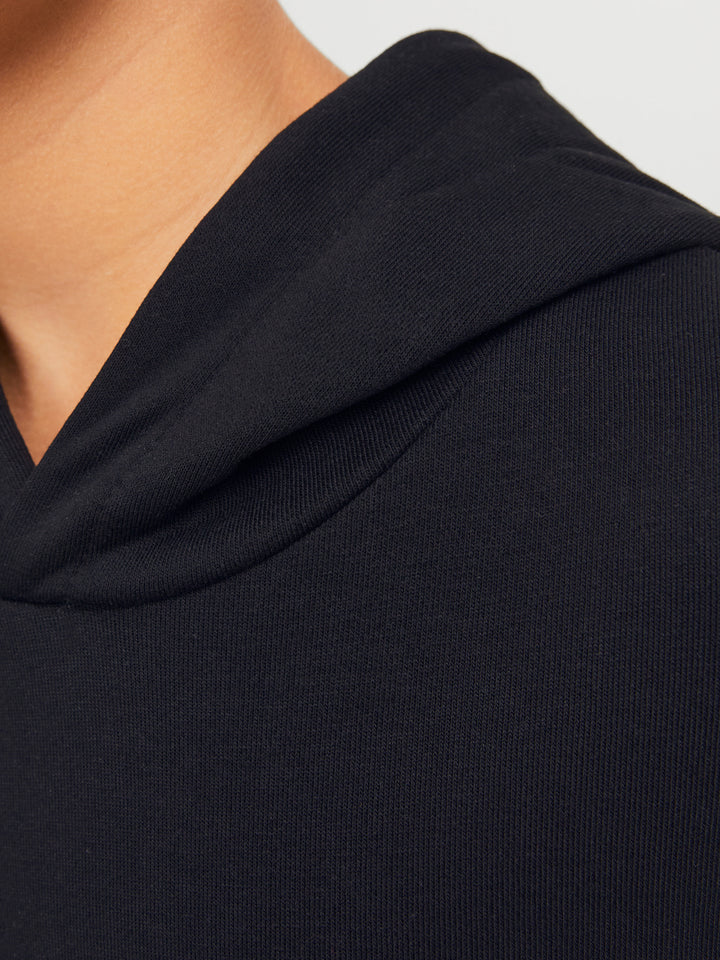 Jack & Jones Junior svart hoodie för pojke med fast huva, känguruficka och mjuk sweatkvalitet