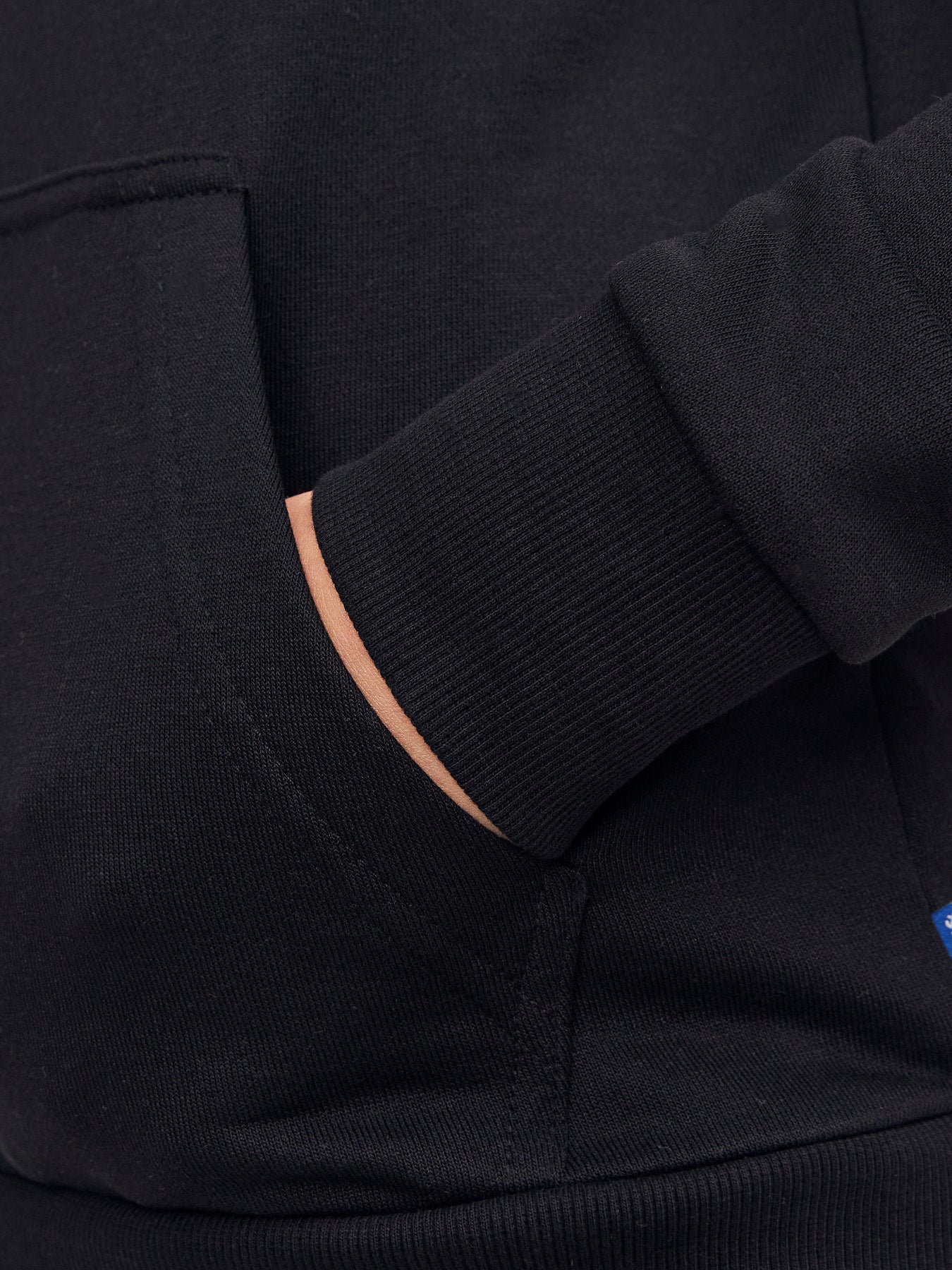 Jack & Jones Junior svart hoodie för pojke med fast huva, känguruficka och mjuk sweatkvalitet