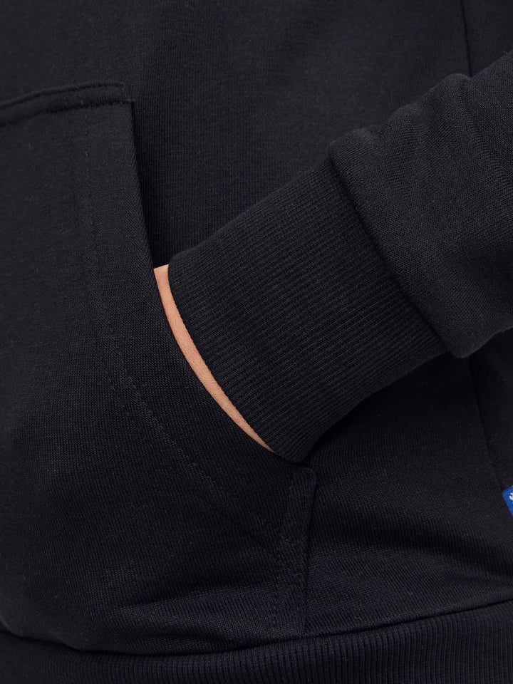 Jack & Jones Junior svart hoodie för pojke med fast huva, känguruficka och mjuk sweatkvalitet